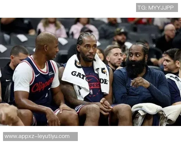 快船队员时尚便装入场哈登与伦纳德携手全员出击迎战新挑战